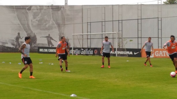 Juninho, ao fundo, treino normalmente sem aparentar dores