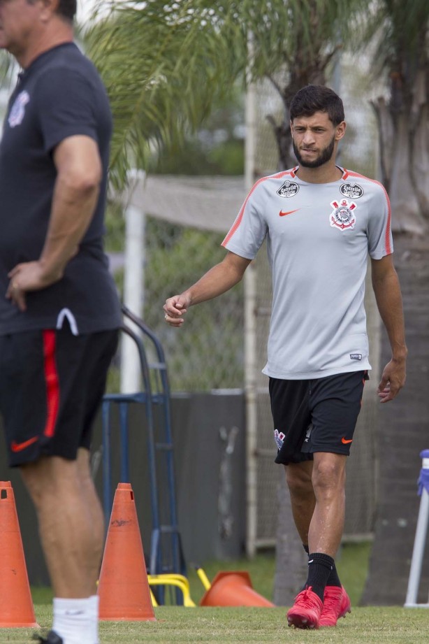Juninho Capixaba deve ser titular diante o Palmeiras no dérbi de sábado