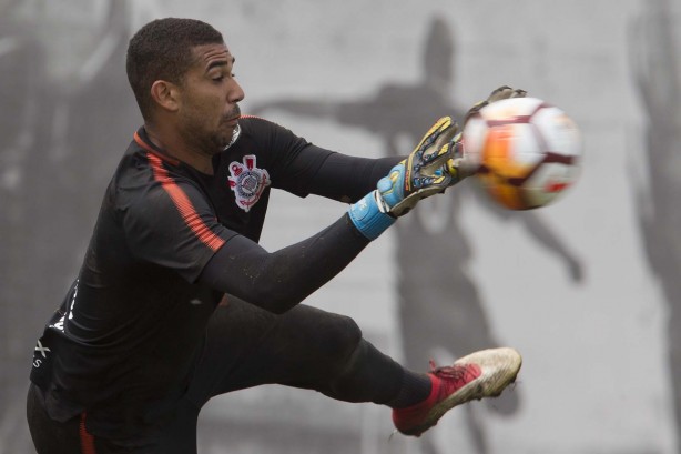 O goleiro Filipe treinou com o elenco principal no CT nesta manhã