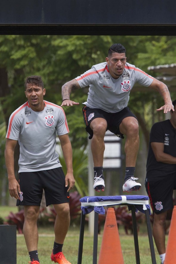 Os volante Jean e Ralf no treino de hoje no CT
