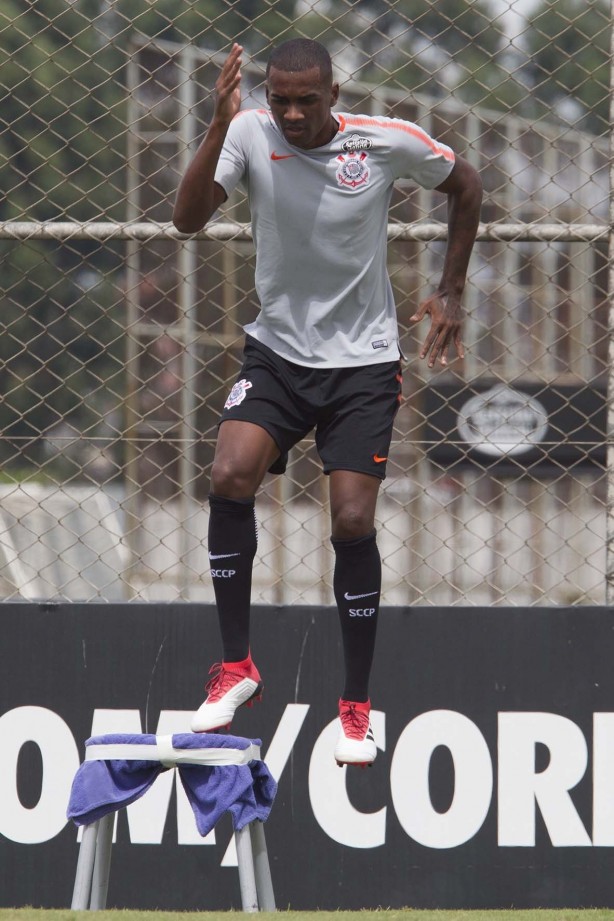 Romão durante treinamento no CT Joaquim Grava
