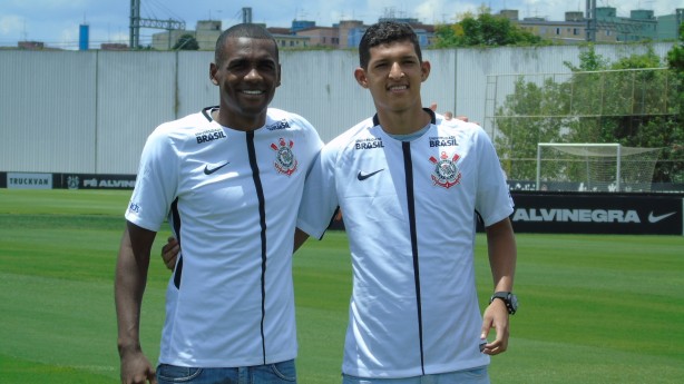 Dupla de reforços recebeu camisa oficial antes de falar com os jornalistas