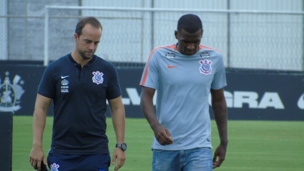 Fabrício do Prado e Marllon caminhando no CT