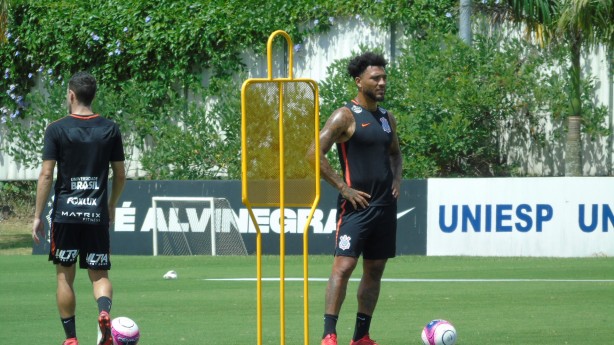 Kazim durante o treinamento desta manhã no CT
