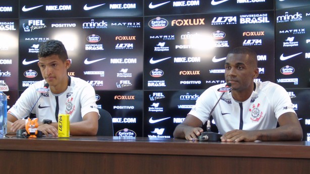 Marllon e Matheus durante sua apresentação no CT; Ambos concederam entrevista coletiva