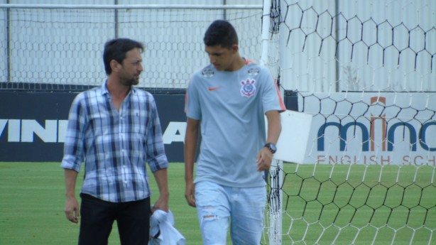 Matheus Matias caminhas com Duílio no CT