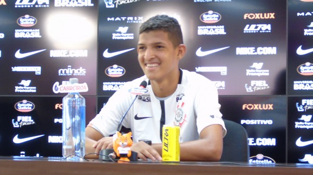 Matheus Matias concedendo entrevista coletiva para a imprensa no CT
