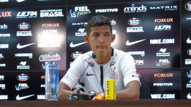 O atacante Matheus também foi apresentado e já concedeu coletiva no CT