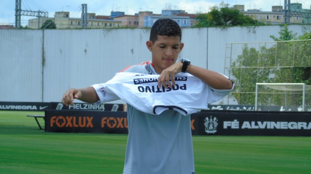 O jovem atacante Matheus Matias vestindo o manto sagrado
