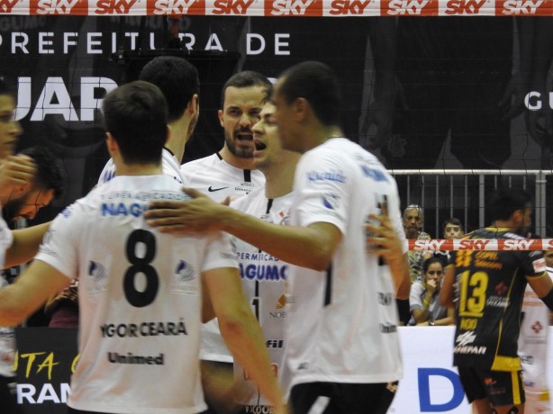 O marcador permaneceu igualado nos primeiros minutos do duelo, alternando a vantagem para cada equip