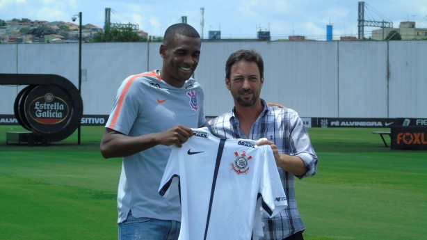 O zagueiro Marllon recebe das mãos de Duiílio o manto sagrado corinthiano