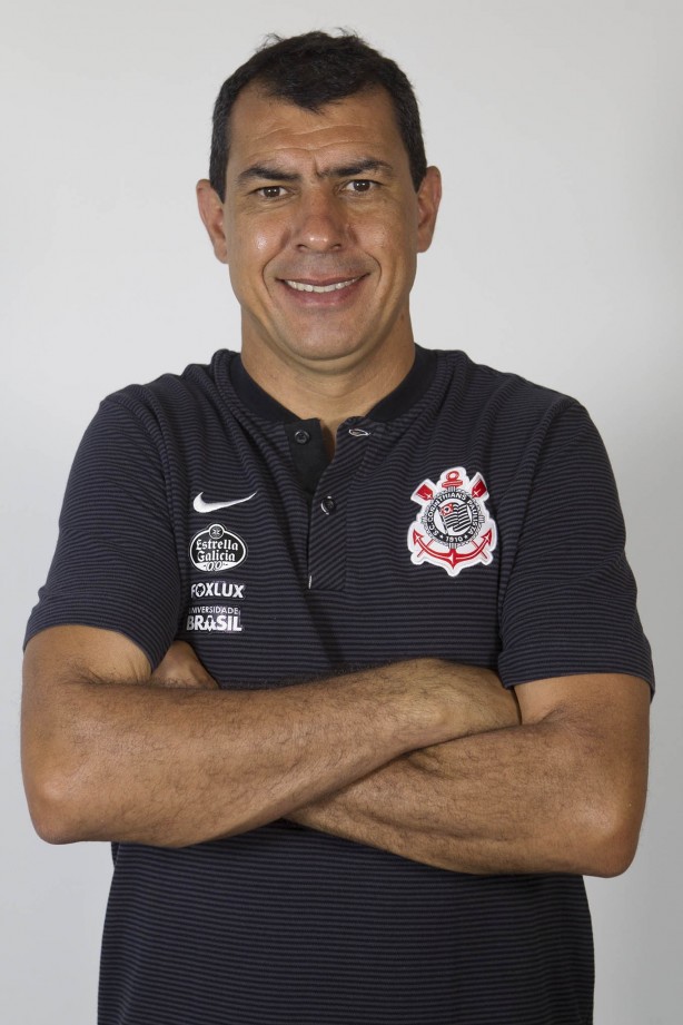 Até o Carille abriu o sorrisão para a foto 3x4 do elenco