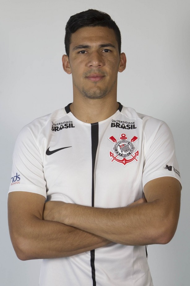 Bem na foto, Balbuena posa para a foto 3x4