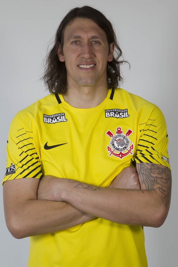 Cássio sorrindo para foto 3x4 do elenco