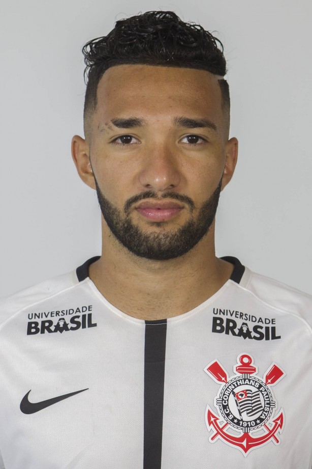 Clayson posando para sua primeira foto 3x4 no Corinthians