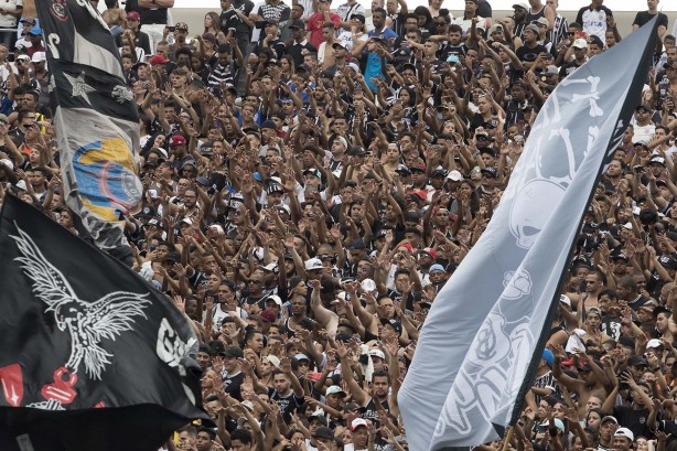 Com bandeirões e gritos de apoio, a torcida acompanhou o treino de hoje na Arena Corinthians