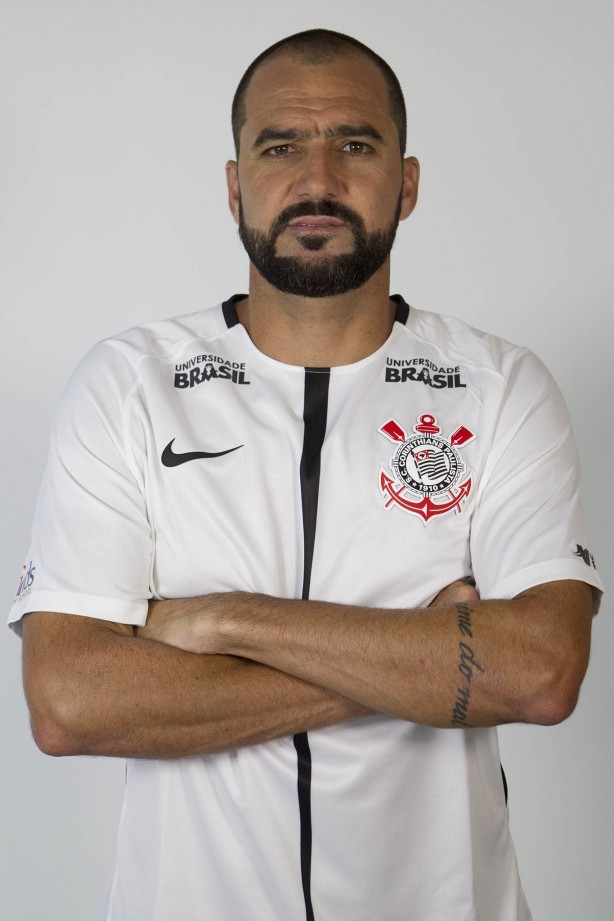 Danilo já é experiente até em posar para foto 3x4 do elenco