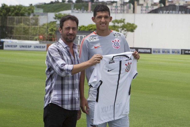 Duílio e Matheus Matias durante apresentação do atacante no CT