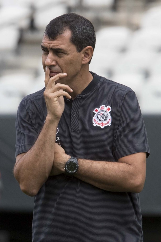 Fábio Carille comandando o treino aberto na Arena