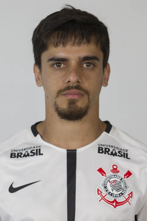 Fagner, bem sério, posando para a foto 3x4 da temporada 2018