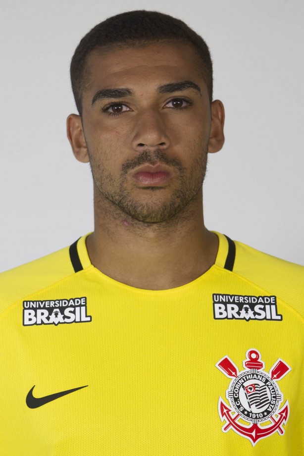 Filipe, goleiro da base, durante as fotos 3x4 do elenco