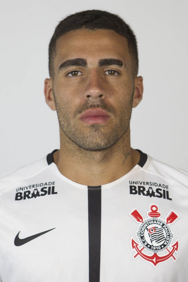 Gabriel durante as fotos 3x4 do elenco corinthiano
