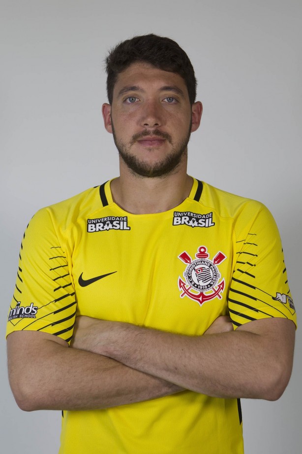 Goleiro em ascensão, Caíque França posa para a foto 3x4 do elenco