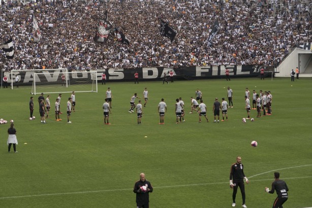 Jogadores durante treino na Arena Corinthians