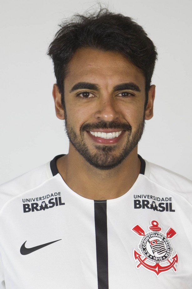 Júnior Dutra posando para sua primeira foto 3x4 do elenco