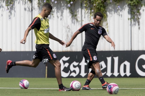 Léo Santos e Jadson durante atividade no CT Joaquim Grava