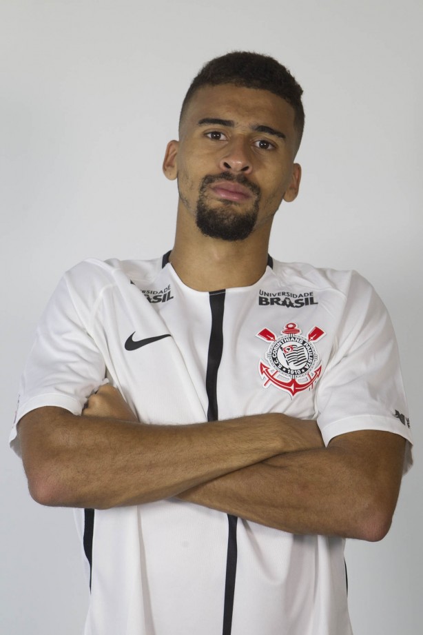 Léo Santos nas fotos 3x4 do elenco