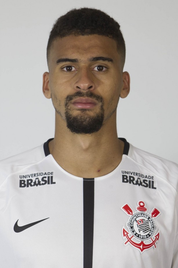 Léo Santos posando para fotos 3x4 do elenco