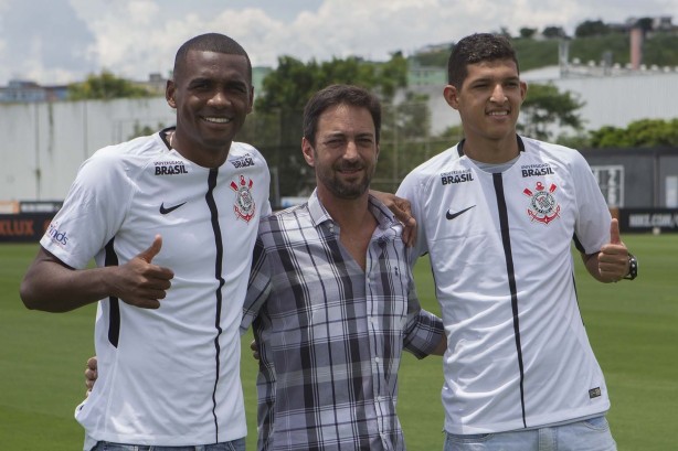 Marllon, Duílio e Matheus Matias durante apresentação dos reforços no CT