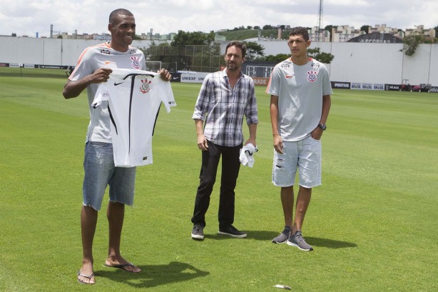 Marllon no CT sendo oficialmente apresentado no CT