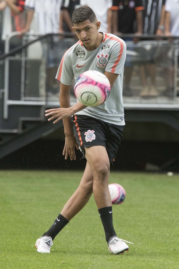 Matheus Matias, atacante recém-contratado, no treino aberto na Arena