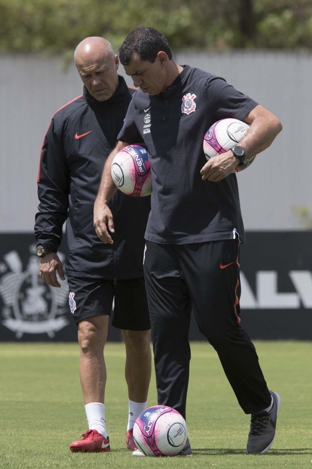 Mauri, preparador de goleiros, e Carille durante o penúltimo treino antes de encarar o Palmeiras