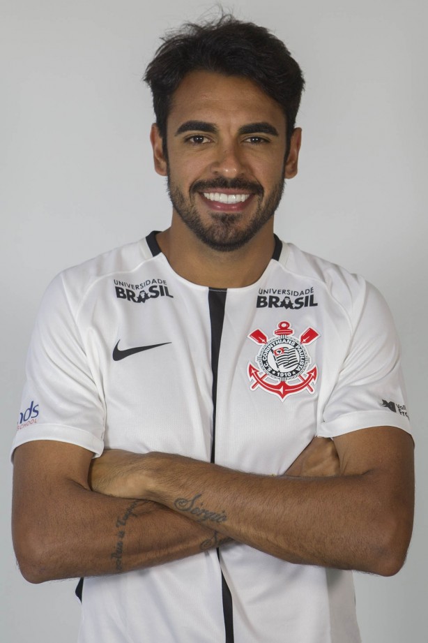 O atacante Júnior Dutra posando para a foto 3x4 do elenco 2018