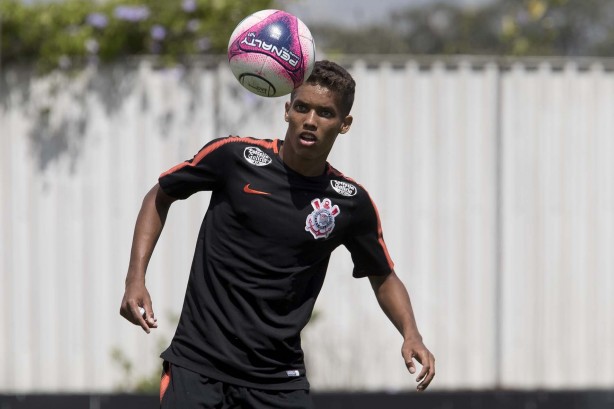 O atacante Pedrinho durante último treino no CT Joaquim Grava antes do jogo contra o Palmeiras