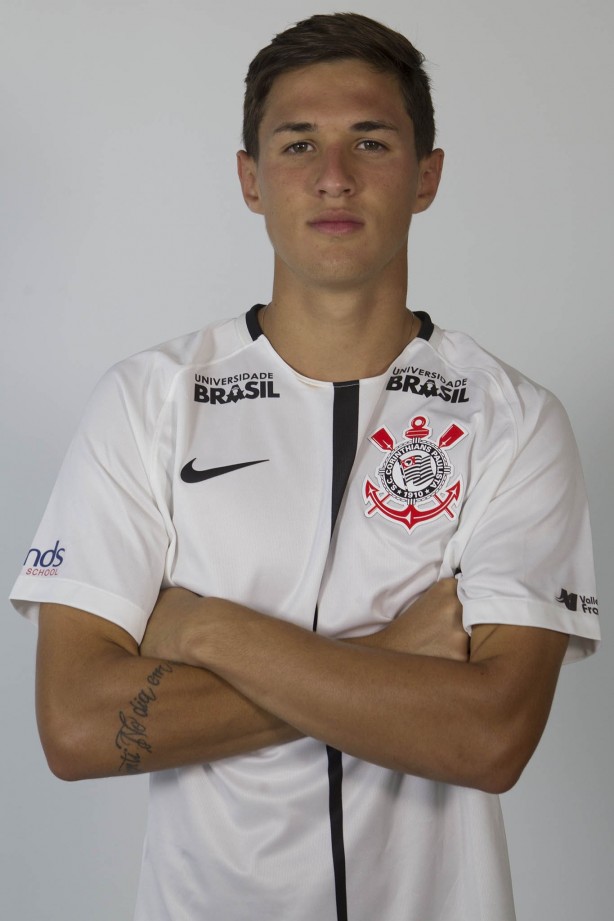 O garoto Mateus Vital durante ensaio 3x4 do elenco alvinegro