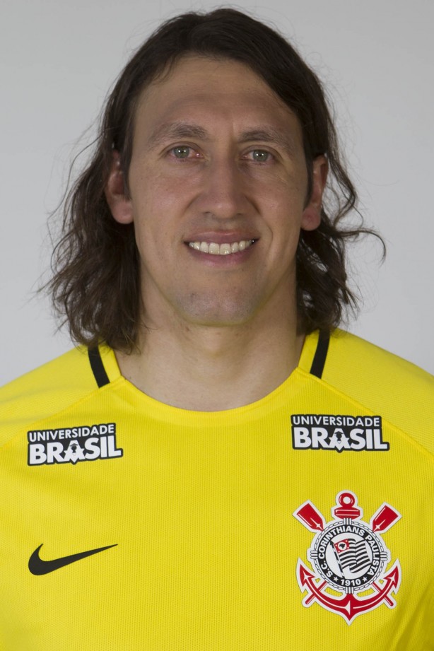 O gigante Cássio posando para mais uma foto 3x4