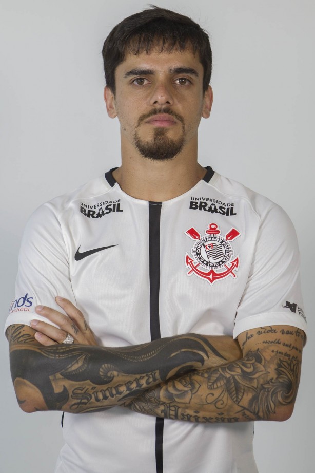 O lateral Fagner durante as fotos 3x4 do elenco