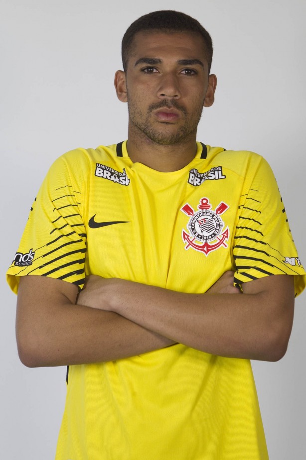 O promissor goleiro Filipe durante ensaio 3x4 do elenco