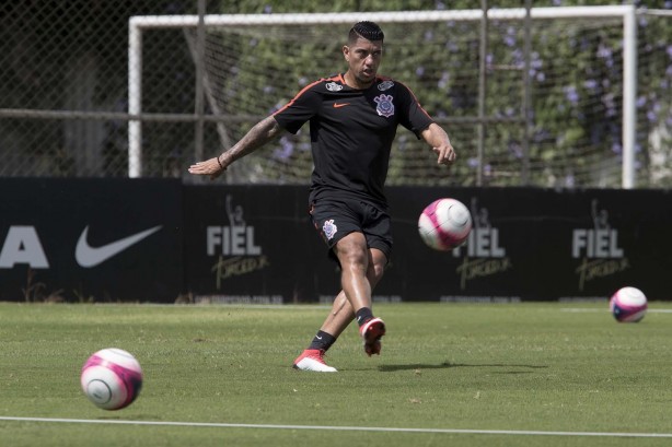 O volante Ralf durante o treino no CT; O foco agora é o Palmeiras