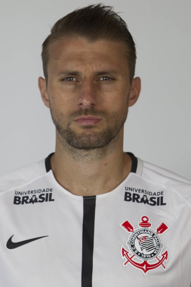 O zagueiro Henrique posa para sua primeira foto 3x4 do elenco