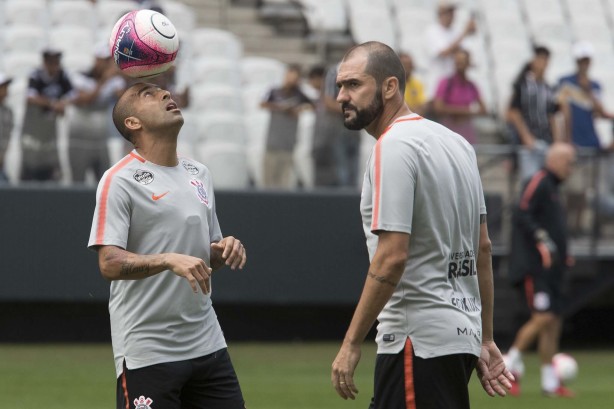 Os veteranos Sheik e Danilo durante o treino aberto na Arena Corinthians