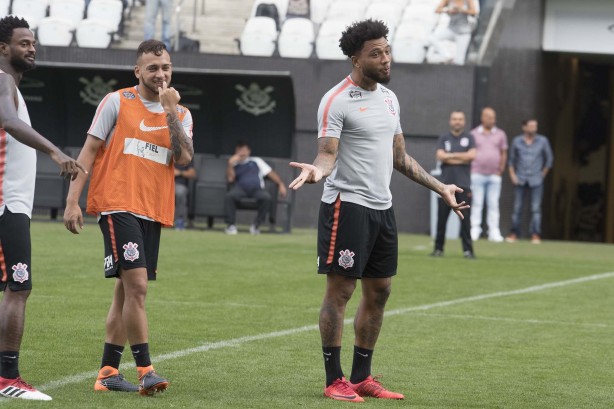 Renê Júnior, Maycon e Kazim durante treino na Arena Corinthians