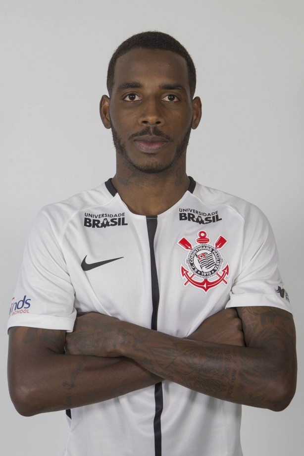 Romão posando para as fotos 3x4 do elenco alvinegro
