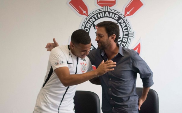 Sidcley assinou contrato com o Corinthians na manhã desta sexta-feira