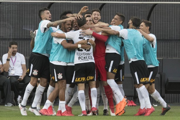 Elenco comemora a pintura de Rodriguinho contra o Palmeiras