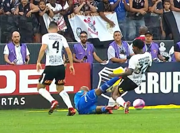 Lance que resultou na expulsão de Jaílson